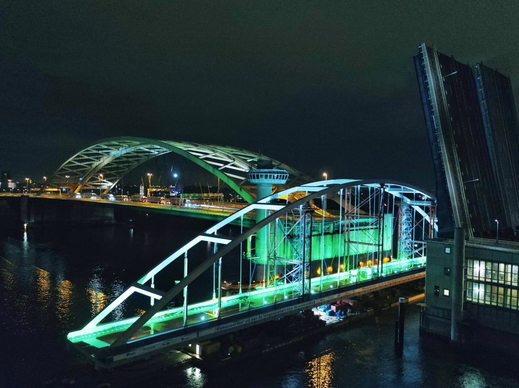 Hollandia tijdelijke verbinding Suurhoffbrug transport door Rotterdam Van Brienenoordbrug