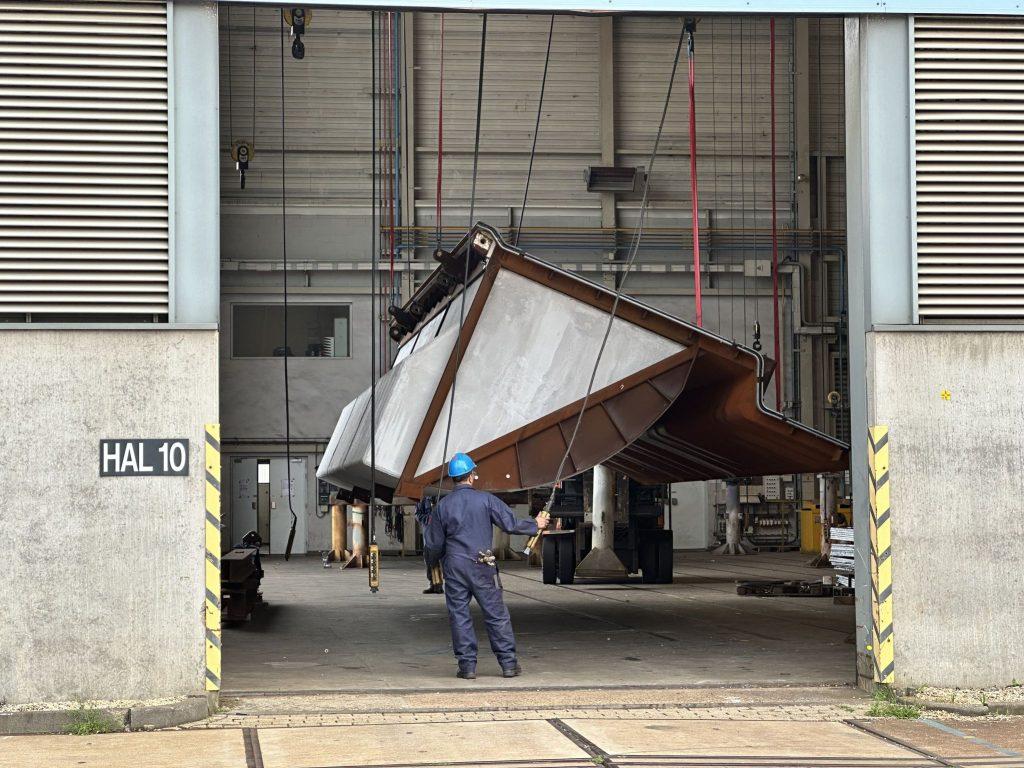 Kantelen zelfkerende klep Steyl in de fabriek bij Hollandia Infra