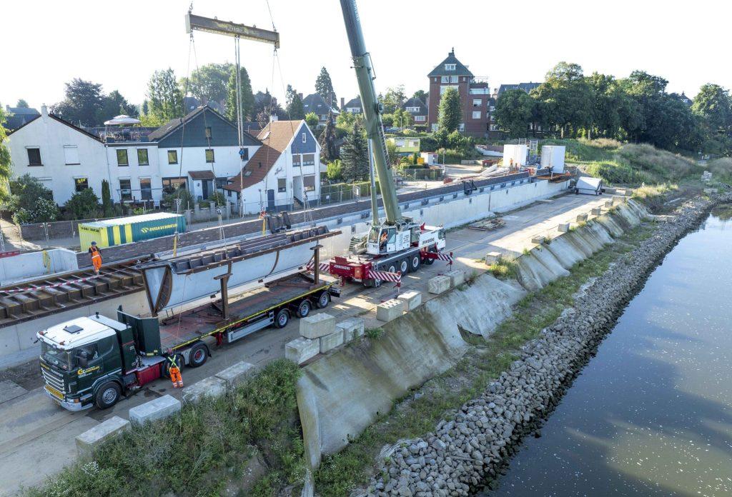 Steyl Maashoek hijskraan tilt zelfkerende klep van de vrachtwagen af | Ger Peeters