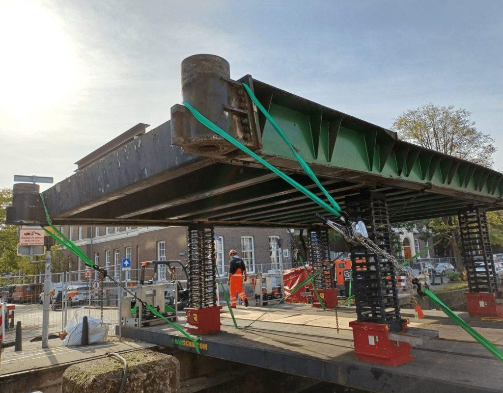 Het uitnemen van het brugdeel van de Boekhorstbrug