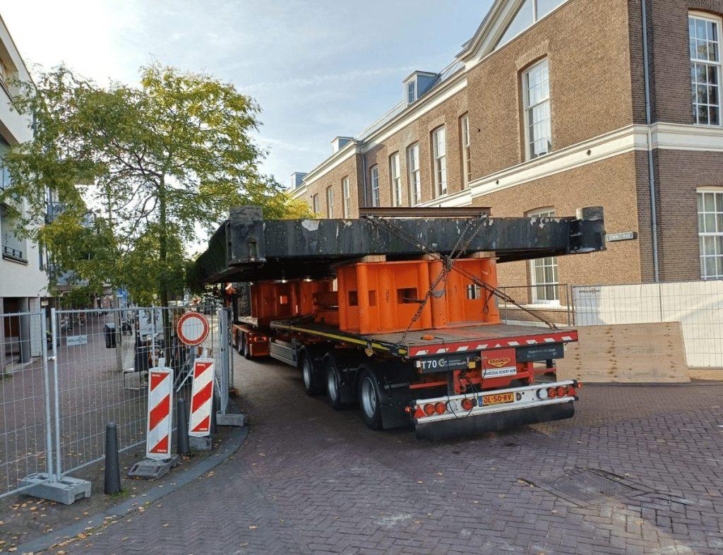 Het uitnemen van het brugdeel van de Boekhorstbrug