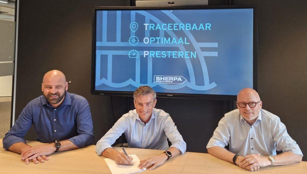 De samen-spel-regels zijn getekend! Sherpa kijkt vol vertrouwen uit naar een herijkte en succesvolle samenwerking! | vlnr: Matthijs de Groot (Hollandia Services), Arrèn van Tienhoven (Arcadis) en Aris van Erkel (Croonwolter&dros)