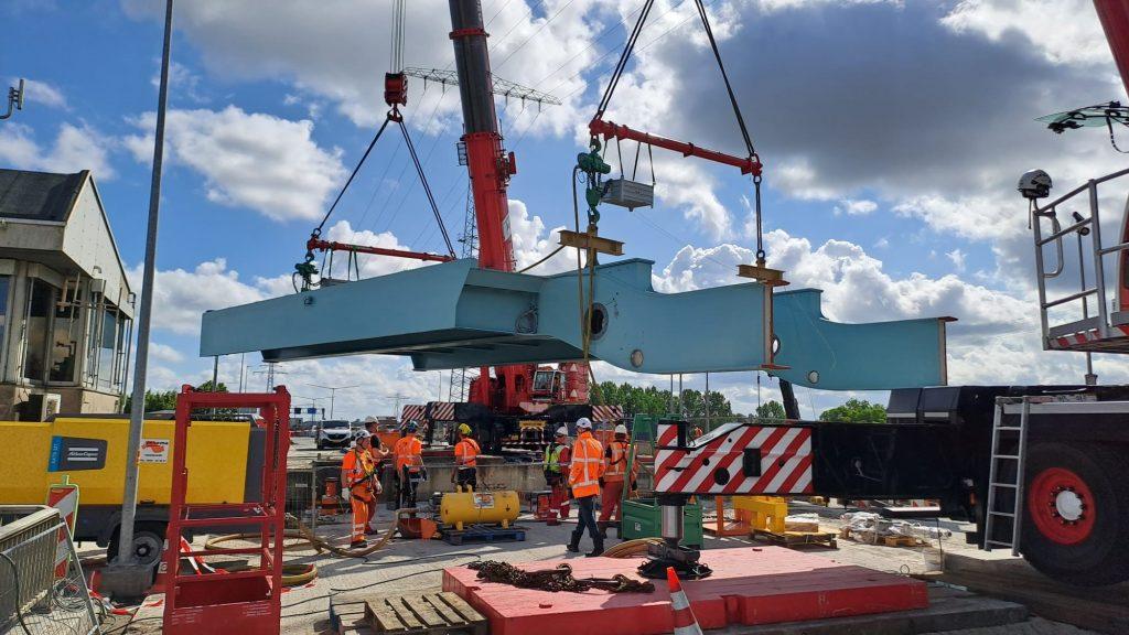Inhijsen van een van de twee nieuwe brugkleppen van de Hoge Euvelgunnerbrug in Groningen.