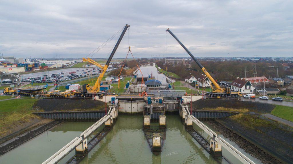 Renovatie van de vallen, balansen en aandrijvingen van de Tsjerk Hiddessluizen in Harlingen.