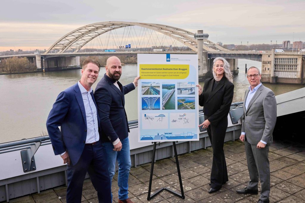 Het feestelijke startmoment van het raamcontract voor het variabel onderhoud van bruggen in Zuid-Holland vond plaats op 9 december 2025 in Rotterdam. Hierbij is de langdurige samenwerking bekrachtigd met de handtekeningen van directeuren van Savera Over-Bruggen en Rijkswaterstaat. Op de foto (v.l.n.r.): Peter Paasse (directeur Smart City & Energies bij SPIE Nederland), Matthijs de Groot (algemeen directeur Hollandia Services), Ingrid Klokke (directeur Inkoop- en Contractmanagement Rijkswaterstaat PPO), Adri de Groot (directeur Netwerkmanagement Rijkswaterstaat WNZ). 