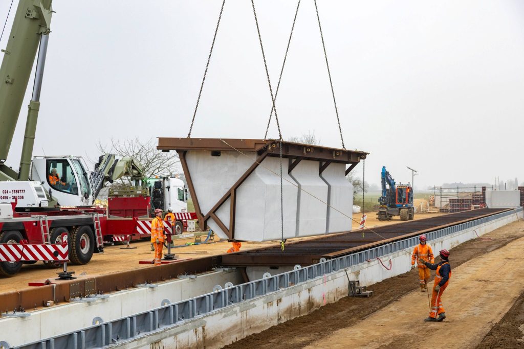 Plaatsen kleppen zelfsluitende waterkering Arcen