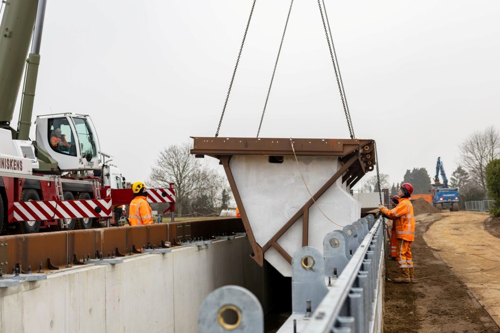 Plaatsen van de kleppen | Zelfsluitende waterkering Arcen