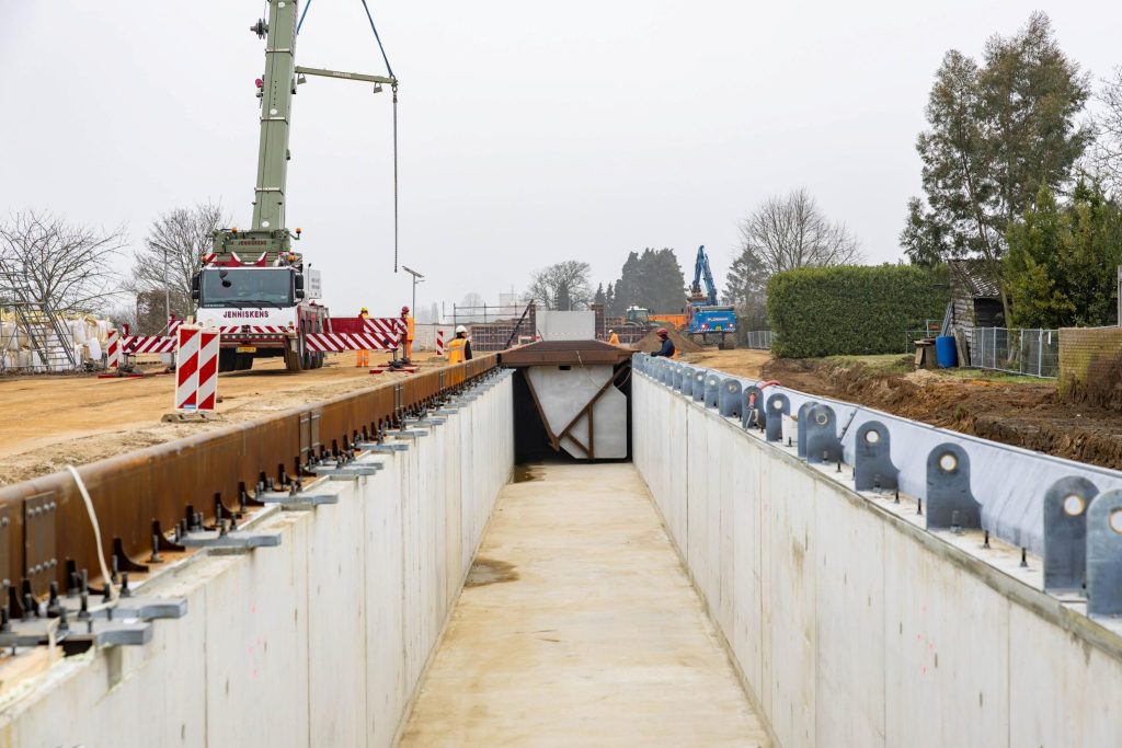 Plaatsen kleppen zelfsluitende waterkering Arcen