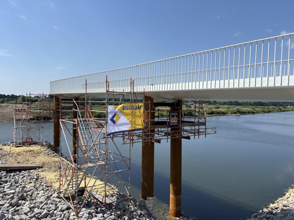 Plaatsing eerste stalen brugdelen BoBobrug