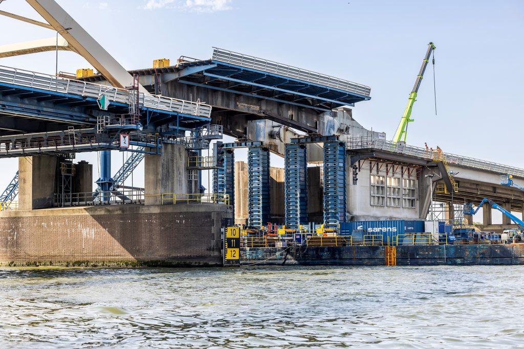 Vijzelen en uitvaren oude brugklep Papendrechtsebrug | Fotograaf: Paul Poels