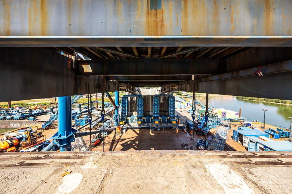Vijzelen en uitvaren oude brugklep Papendrechtsebrug | Fotograaf: Paul Poels