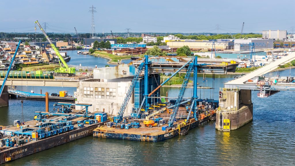 Vijzelen en uitvaren oude brugklep Papendrechtsebrug | Fotograaf: Paul Poels