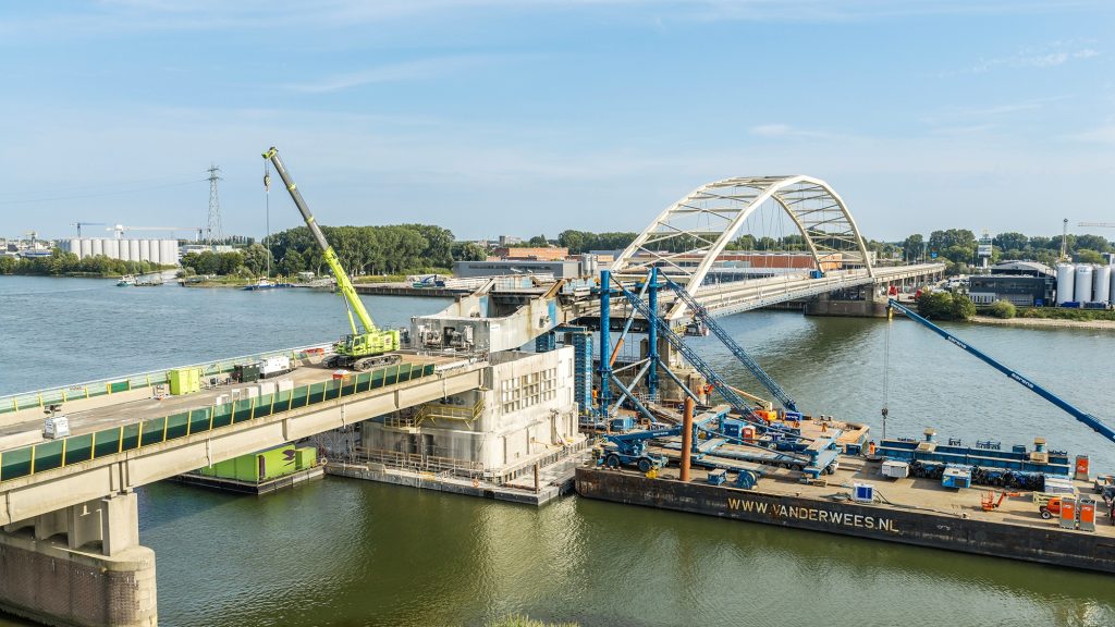 Vijzelen en uitvaren oude brugklep Papendrechtsebrug | Fotograaf: Paul Poels