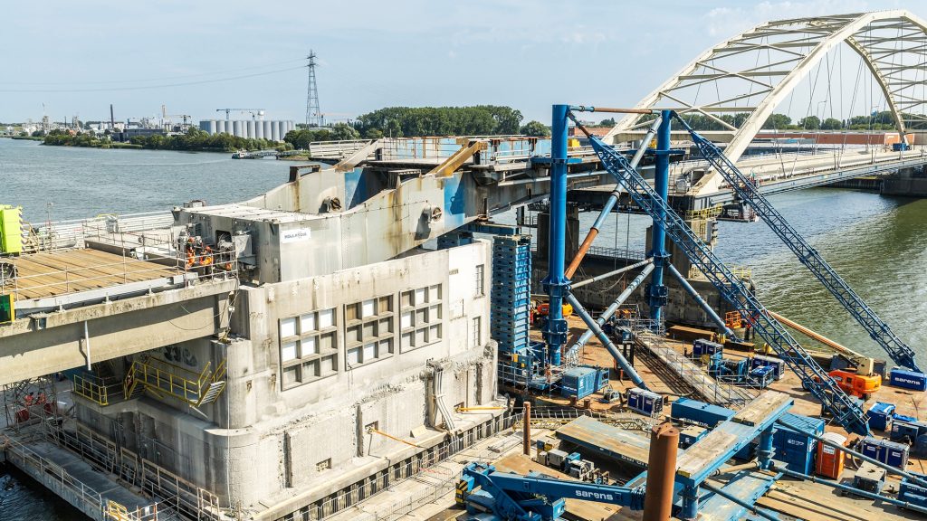 Vijzelen en uitvaren oude brugklep Papendrechtsebrug | Fotograaf: Paul Poels