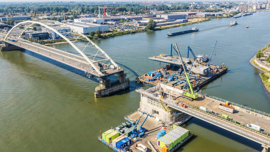 Vijzelen en uitvaren oude brugklep Papendrechtsebrug | Fotograaf: Paul Poels