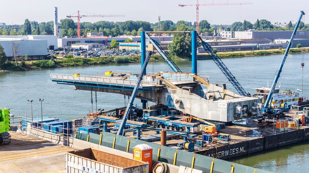 Vijzelen en uitvaren oude brugklep Papendrechtsebrug | Fotograaf: Paul Poels