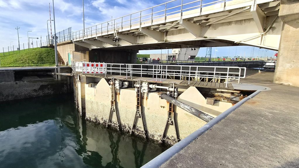Hollandia Services sluiscomplexen Zandkreek en Hansweert